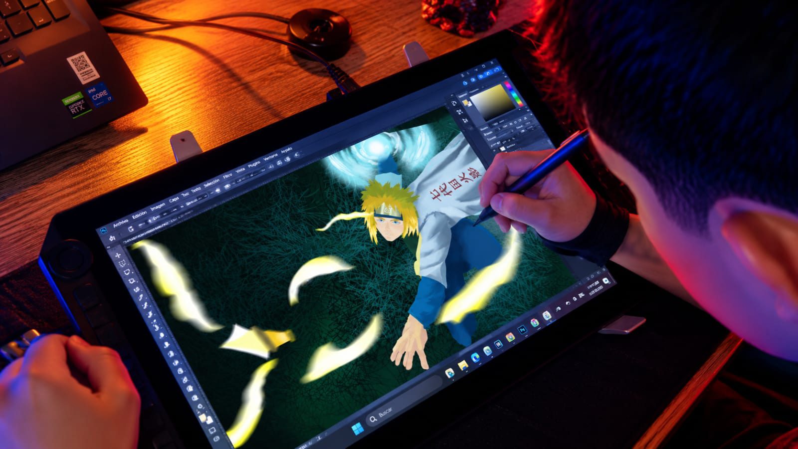 Fernando Salazar ilustrando en tableta gráfica con Adobe Photoshop